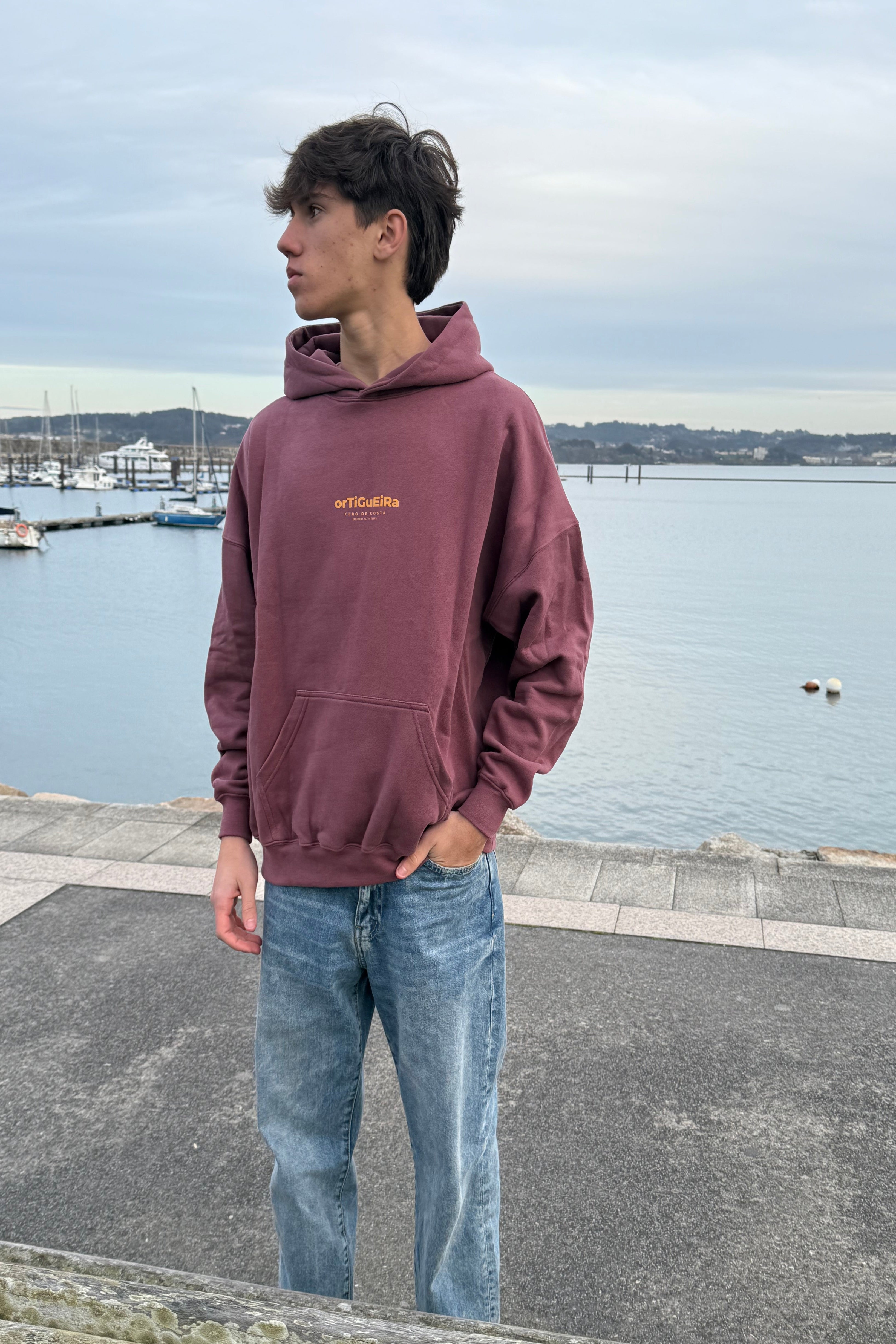 SUDADERA GRANATE/MOSTAZA "ORTIGUEIRA" CON CAPUCHA